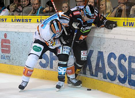 Bruederduell Matthias Iberer Liwest Black Wings Linz und Florian Iberer Moser Medical Graz 99ers