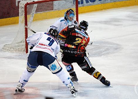 Philipp Lukas Liwest Black Wings Linzstuermt auf das Tor der Ungarn gehakt von Andras Horvath, SAPA Fehervar AV19