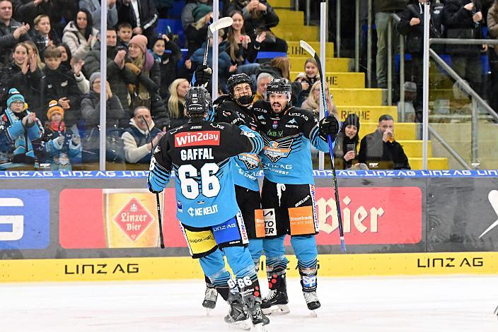 Jonathan Oschgan (Steinbach Black Wings Linz) feiert das Tor zum 5 zu 0, 34. Runde ICE, Steinbach Black Wings Linz vs Hydro Fehervar AV 19, Linz AG Eisarena 
