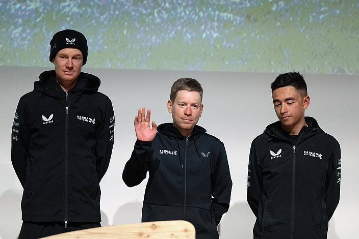 v.l. Jack Haig (AUS, Bahrain - Victorious), Hermann Pernsteiner (AUT, Bahrain - Victorious), Santiago Buitrago (COL, Bahrain - Victorious) 46. Tour of the Alps, Präsentation Alpbach Tirol 