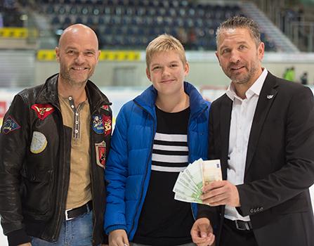 Manager Christian Perthaler und die Sieger im 50 - 50 Spiel, EHC Liwest Black Wings Linz vs Dornbirner Eishockey Club