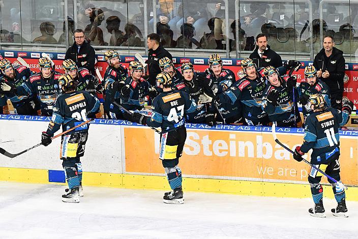 Das Team der Steinbach Black Wings Linz feiert das 1 zu 0, Steinbach Black Wings Linz vs BEMER Pioneers Vorarlberg, ICE Eishockey Liga, Linz AG Eisarena