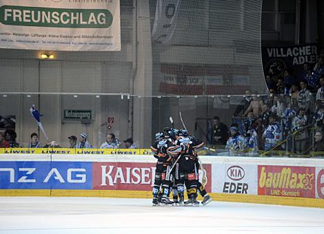 die Black Wings jubeln ueber das Tor von Pat Leahy Liwest Black Wings Linz zum Ausgleich gegen den VSV