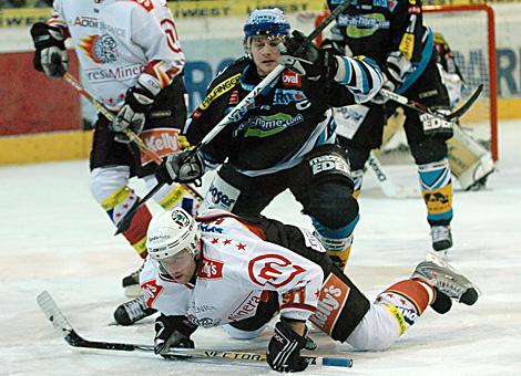 #21 Philipp Lukas, Liwest Black Wings Linz stuermt ueber die #91 Tomi Hafner, HK Acroni Jesenice