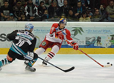 #20 Brad Purdie, Liwest Black Wings Linz bedraengt den Salzburger #7 Douglas Lynch, Red Bulls Salzburg.