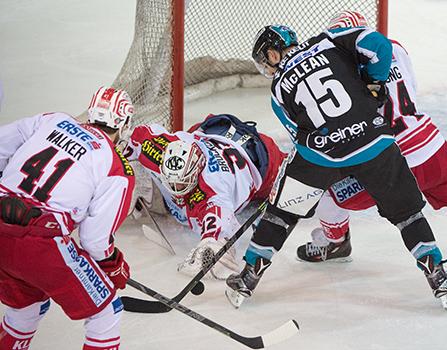 Brett McLean (EHC Liwest Black Wings Linz) und Tormann Bernd Brückler (EC KAC), EHC Liwest Black Wings Linz vs EC KAC
Brett McLean (EHC Liwest Black Wings Linz) und Tormann Bernd BrÃ¼ckler (EC KAC), EHC Liwest Black Wings Linz vs EC KAC