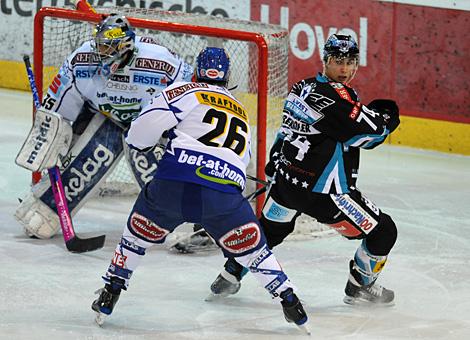 #74 Daniel Oberkofler, EHC Liwest Black Wings Linz vor dem Tor des EC Pasut VSV.