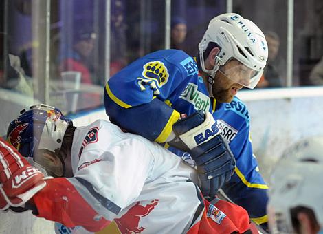 Aaron Fox, Zagreb im Duell mit Andreas Reisinger, Red Bull SAlzburg.