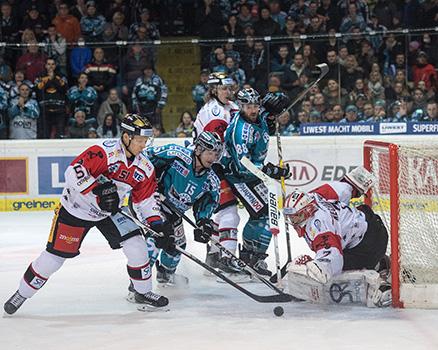 Brett McLean (EHC Liwest Black Wings Linz) vor Tormann Patrik Nechvatal (HC Orli Znojmo),  EHC Liwest Black Wings Linz vs HC Orli Znojmo