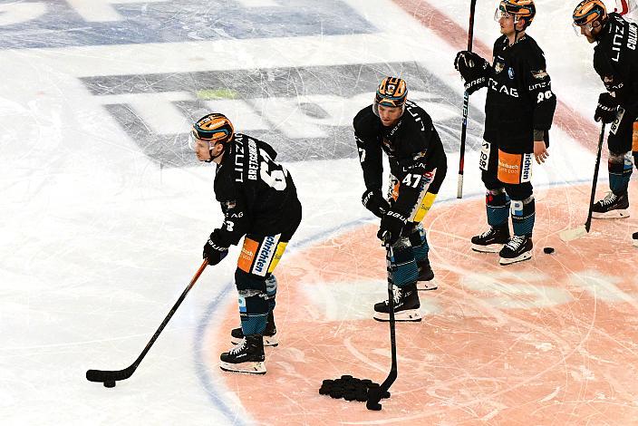 Das Team der Steinbach Black Wings Linz beim Warm-Up, Steinbach Black Wings Linz vs EC Red Bull Salzburg, Playoffs, 4. Viertelfinale, Linz AG Eisarena 