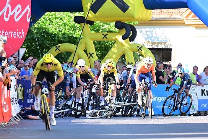 Sturz bei der Zieleinfahrt in Reichersberg 2. Etappe Eferding - Reichersberg, Oberösterreich Rundfahrt