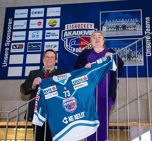 v.l. Präsident OÖ Eishockeyverband Christian Ladberg, Tina Egger,  Eishockey Akademie Oberösterreich, OÖ