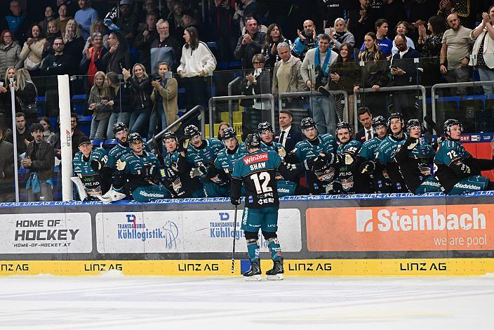 Brady Shaw (Steinbach Black Wings Linz) feiert sein Drittes Tor an diesem Abend an der Bande mit dem Team, 4. Runde ICE, Steinbach Black Wings Linz vs Pioneers Vorarlberg, Linz AG Eisarena 
