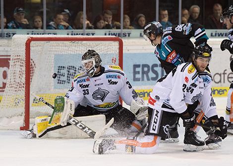 Stefan Gaffal (EHC Liwest Black Wings Linz) vor Tormann Ronan Quemener (Dornbirn Bulldogs)  EHC Liwest Black Wings Linz vs Dornbirn Bulldogs