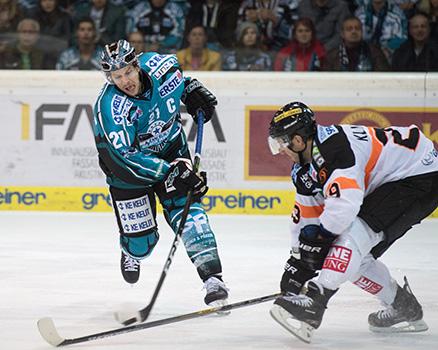 Philipp Lukas (EHC Liwest Black Wings Linz) und Sven Klimbacher (Moser Medical Graz 99ers), EHC Liwest Black Wings Linz vs Moser Medical Graz 99ers