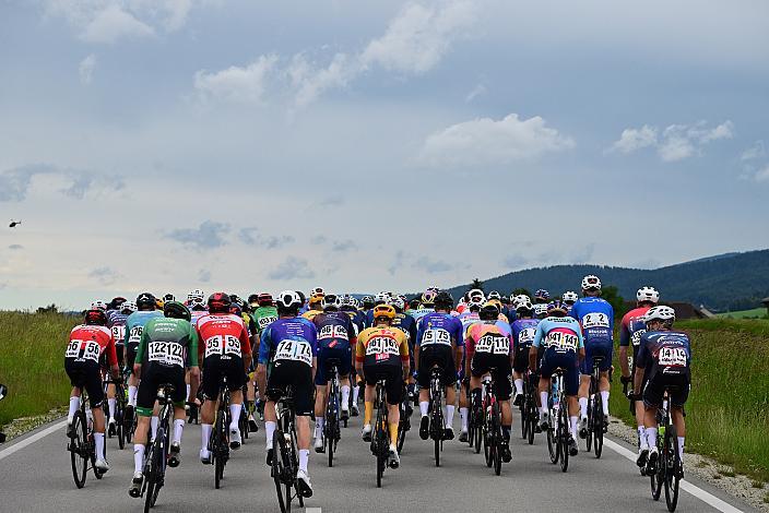 Das Peloton auf der 2. Etappe unterwegs von , Wels nach Aigen - Schlägl, 14. Int. Raiffeisen OÖ-Radrundfahrt UCI Kat. 2.2