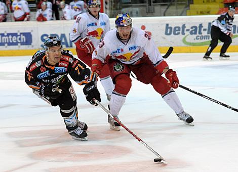 Pat Leahy Stuermer, Liwest Black Wings Linz verfolgt von Mike Siklenka, Red Bull Salzburg.