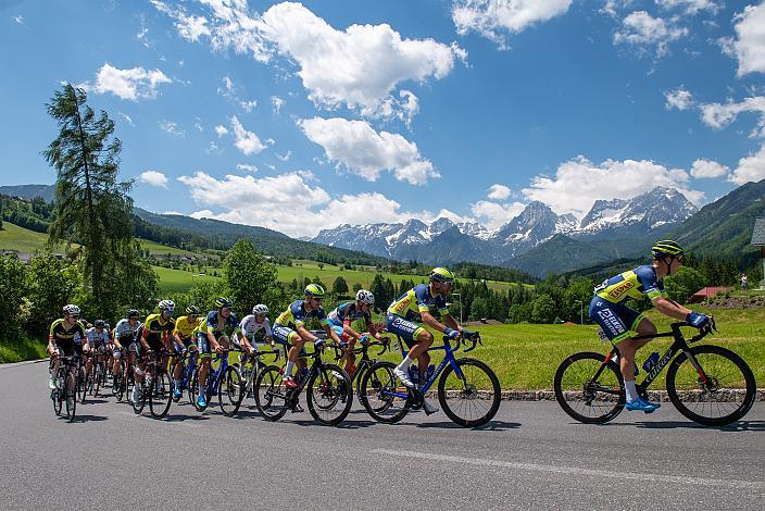 Das Feld im Stodertal 3. Etappe Traun - Hinterstoder, Int. Raiffeisen Oberösterreich Rundfahrt UCI Kat. 2.2