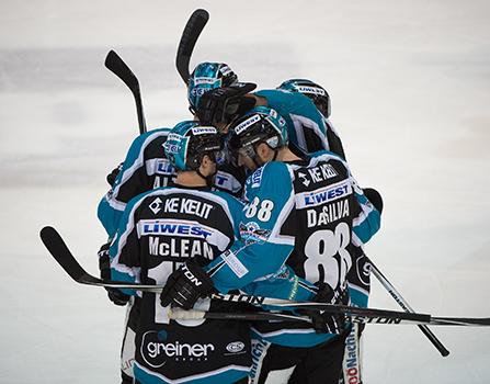 Mario Altmann (EHC Liwest Black Wings Linz) feiert das1 zu 0, EHC Liwest Black Wings Linz vs HCB Suedtirol 4. Viertelfinale