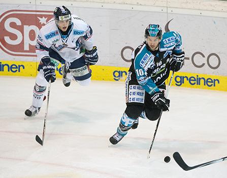 Marc-Andre Dorion (EHC Liwest Black Wings Linz) und Bence Sziranyi (Fehervar AV 19), (EHC Liwest Black Wings Linz)EHC Liwest Black Wings Linz vs Fehervar AV 19