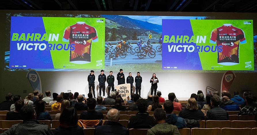 Bahrain - Victorious Team, BHR mit Hermann Pernsteiner (AUT, Bahrain - Victorious) 46. Tour of the Alps, Präsentation Alpbach Tirol 