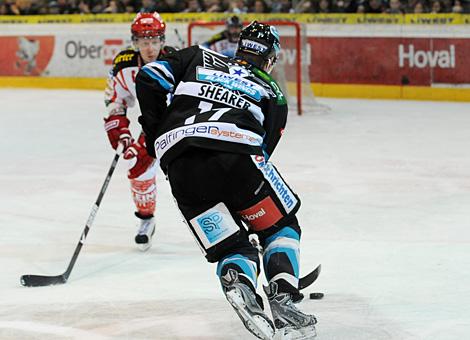 #19 Rob Shearer, Liwest Black Wings linz im Duell mit der #6 Mike Pellegrims, Verteidiger, KAC.