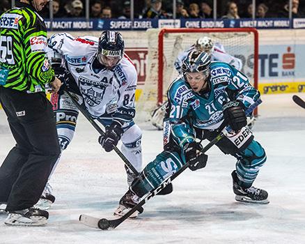 Philipp Lukas (EHC Liwest Black Wings Linz) und Janos Vas (Fehervar AV 19), EHC Liwest Black Wings Linz vs Fehervar AV 19