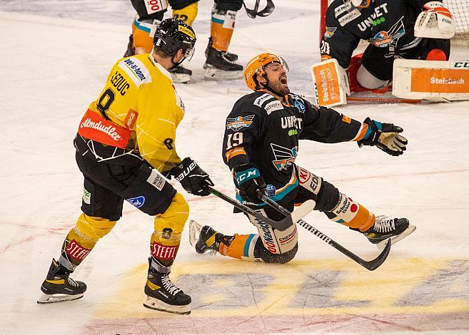 Andrew Kozek (Steinbach Black Wings 1992) und Rafael Rotter (spusu Vienna Capitals) Black Wings Linz vs Spusu Vienna Capitals, Eishockey, Bet at Home ICE Hockey League