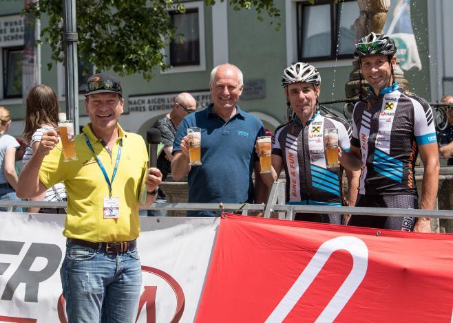Gute Stimmung mit Sprecher Walter Ameshofer im Ziel in Aigen