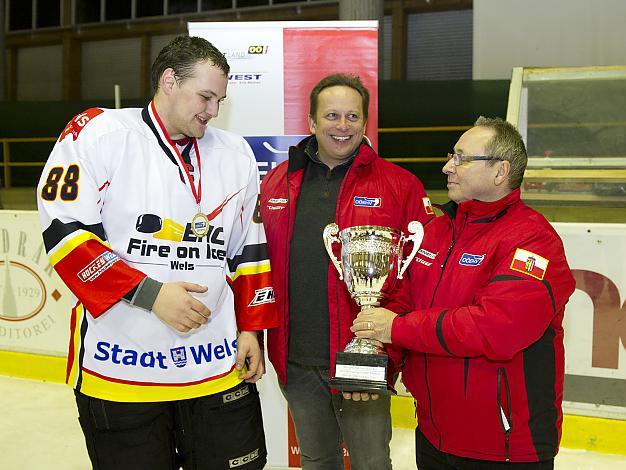 Christian Ladberg und ferdinand Riener, ehren  Manuel Egles, Wels, Fire on Ice, Wels vs. Innviertel Penguins