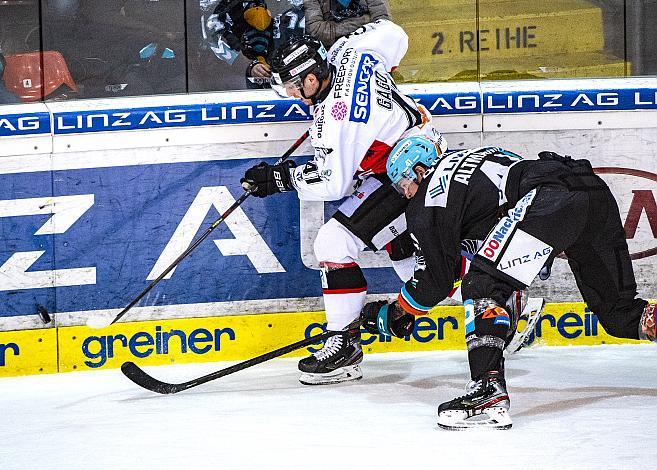 Im Bild: Michal Gago (HC Orli Znojmo), Mario Altmann (EHC Liwest Black Wings Linz) Eishockey,  EHC Liwest Black Wings Linz vs HC Orli Znojmo