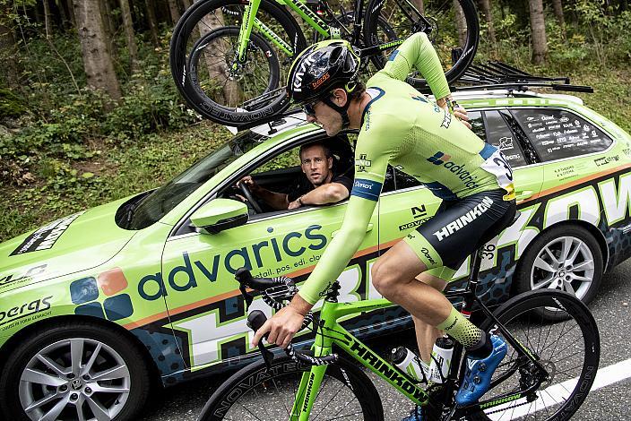 Adam Homolka versorgt Michael Konczer (AUT, Hrinkow Advarics Cycleang), 1. Mühlviertler Hügelwelt Classik, Königswiesen,  U23, Elite Damen und Herren