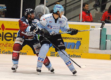 #33 Christoph Brandner, AUT, Stuermer, Hamburg Freezers bedraengt von der #27 Tobias Abstreiter, Straubing Tigers.