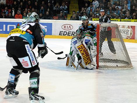 Gregor Baumgartner, scort gegen Matija Pintaric, Laibach, Linz, EHC Liwest Black Wings Linz vs. HDD Tilia Olimpija Ljubljana, 1. Semifinale