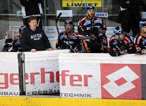 Die Spielerbank der Liwest Black Wings Linz vs EC Red Bull Salzburg mit Zeugwart Wolfgang Janout