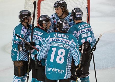 Linz feiert ein Tor EHC Liwest Black Wings Linz vs EC Red Bulls Salzburg