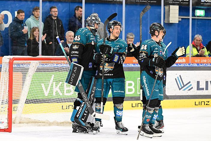 Martin Reder feiert desn Heimsieg, 4. Runde ICE, Steinbach Black Wings Linz vs Pioneers Vorarlberg, Linz AG Eisarena 