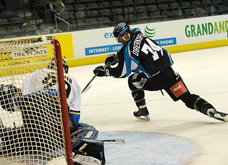 #74 Daniel Oberkofler, Liwest Black Wings Linz scheitert an Jochen Vollmer, in Muenchner Tor.