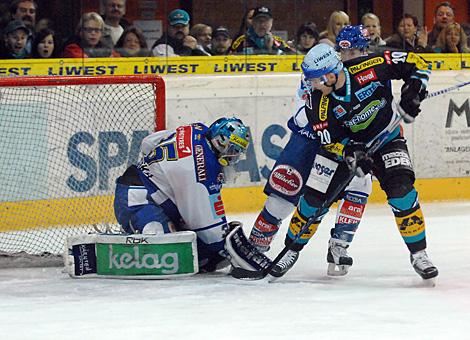 #20 Brad Purdie, Liwest Black Wings vor dem Torhueter des VSV, Gert Prohaska, VSV.