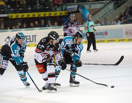 Marius Göhringer (EHC Liwest Black Wings Linz) und Philipp Lukas (EHC Liwest Black Wings Linz) gegen Colton Yellow Horn (HC Orli Znojmo),  EHC Liwest Black Wings Linz vs HC Orli Znojmo
Marius GÃ¶hringer (EHC Liwest Black Wings Linz) und Philipp Lukas