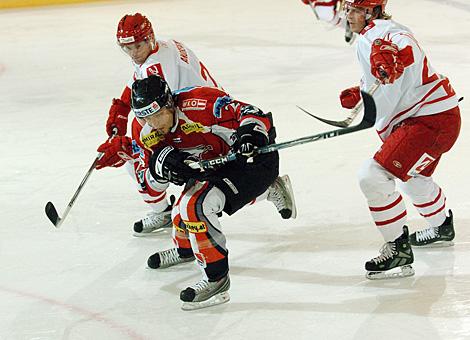 #29 Christoph Brandner, Stuermer, Team Austria im Duell mit der #25 Andreas Andreasen, Verteidiger, Team Danmark.