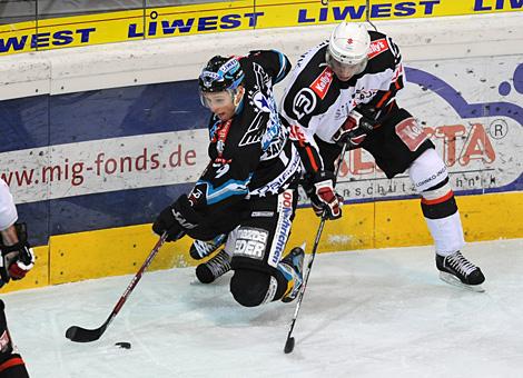 #79 Gregor Baumgartner, Stuermer, Liwest Black Wings Linz im Duell an der Bande.