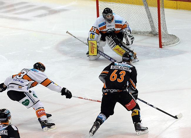 Markus Schlacher Liwest Black Wings Linz stuermt auf das Tor der Graz 99ers.