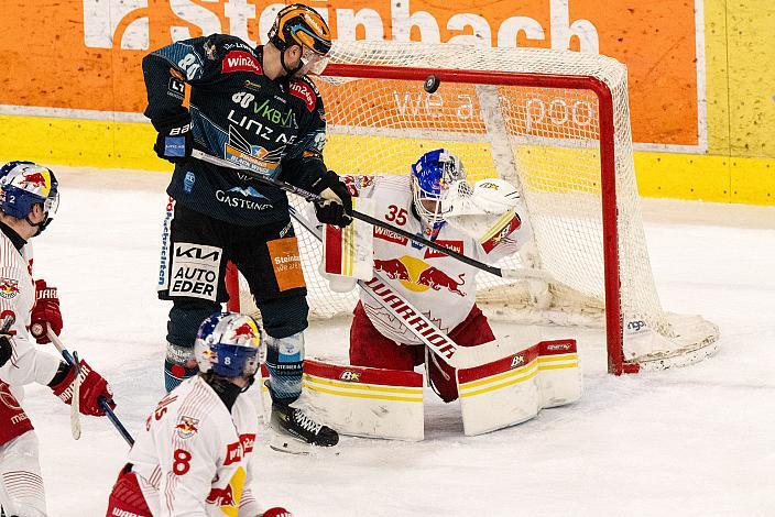 Julian Pusnik (Steinbach Black Wings Linz), Tormann Atte Tolvanen (EC Red Bull Salzburg) Steinbach Black Wings Linz vs EC Red Bull Salzburg, Playoffs, 2. Viertelfinale, Linz AG Eisarena 