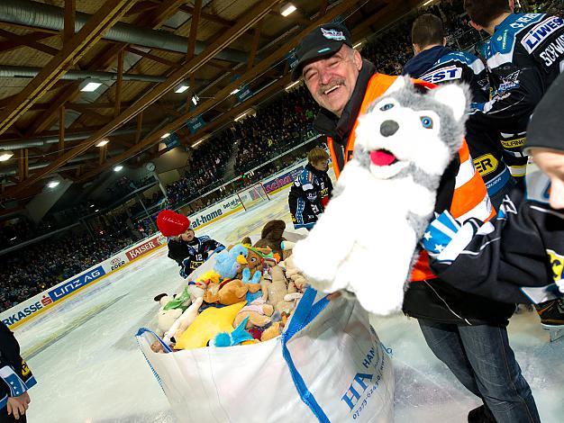 Teddy Bear Toss in Linz, EHC Liwest Black Wings Linz vs HDD Telemach Olimpija Ljubljana