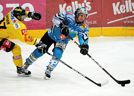Matthias Schwab Linz im Duell mit Harald Ofner Wien; Vienna Capitals vs. Liwest Black Wings 