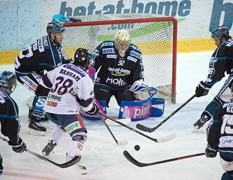 Thomas Dechel, Linz und Frank Banham, Fehervar AV 19, EHC Liwest Black Wings Linz vs Fehervar AV19