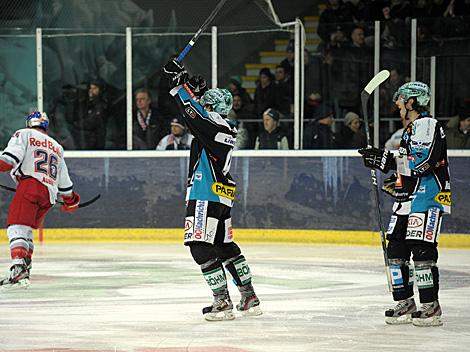 Danny Irmen, Linz feiert sein Tor, EC Red Bull Salzburg vs. EHC Liwest Black Wings Linz 