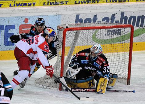 #96 Martin Ulmer, Stuermer, EC Red Bull Salzburg vor Alex Westlund, Tormann, EHC Liwest Black Wings Linz.