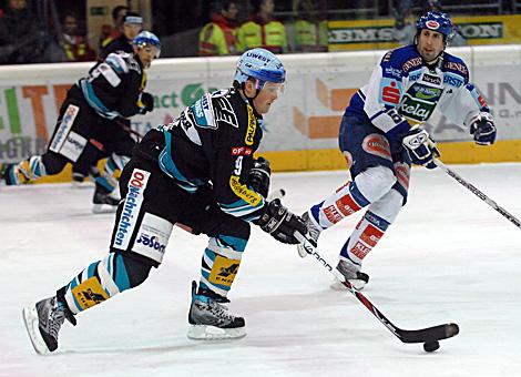 #19 Rob Shearer, Stuermer, EHC Liwest Black Wings verfolgt von der #54 Dany Bousquet, VSV.